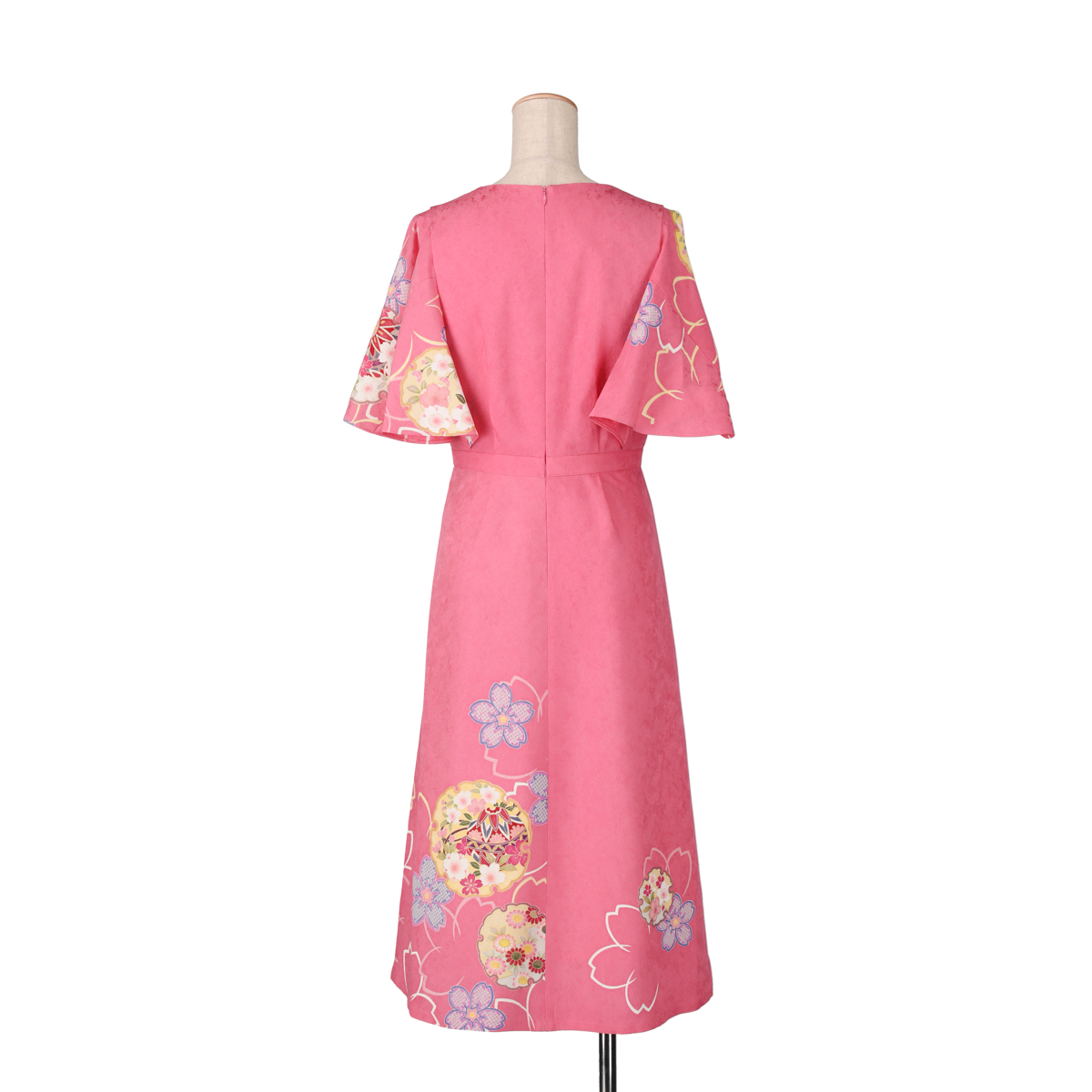 ピンクの振袖ケープスリーブドレスに咲く桜柄