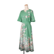淡い緑の花柄ケープスリーブドレス